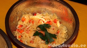 Krõmps naeri-õunasalat astelpajumarjadega