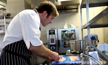 mahe_uustalu fileerib kala