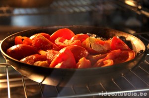 Ahjutomati-küüslaugusupi tomatid küpsevad ahjuplaadil. 