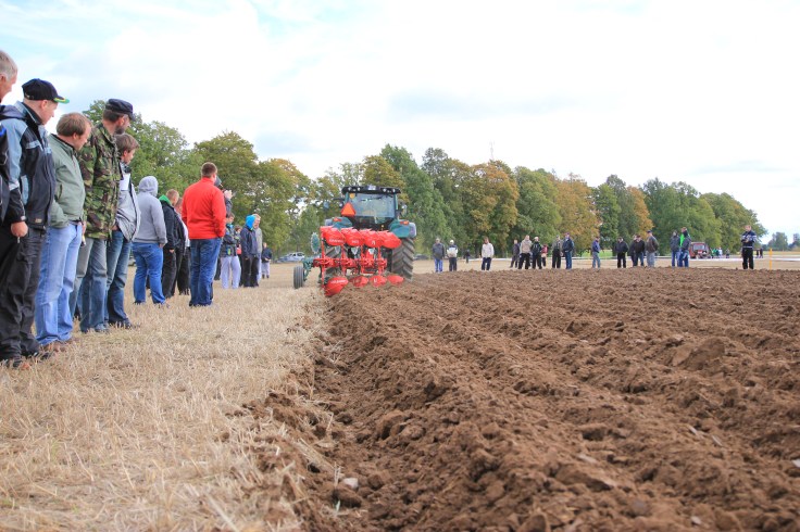 Mullaharimine on oluline osa ennetustööst. Pildil 2013.a künnimeistrivõistlused Olustvere TMK põllul. 